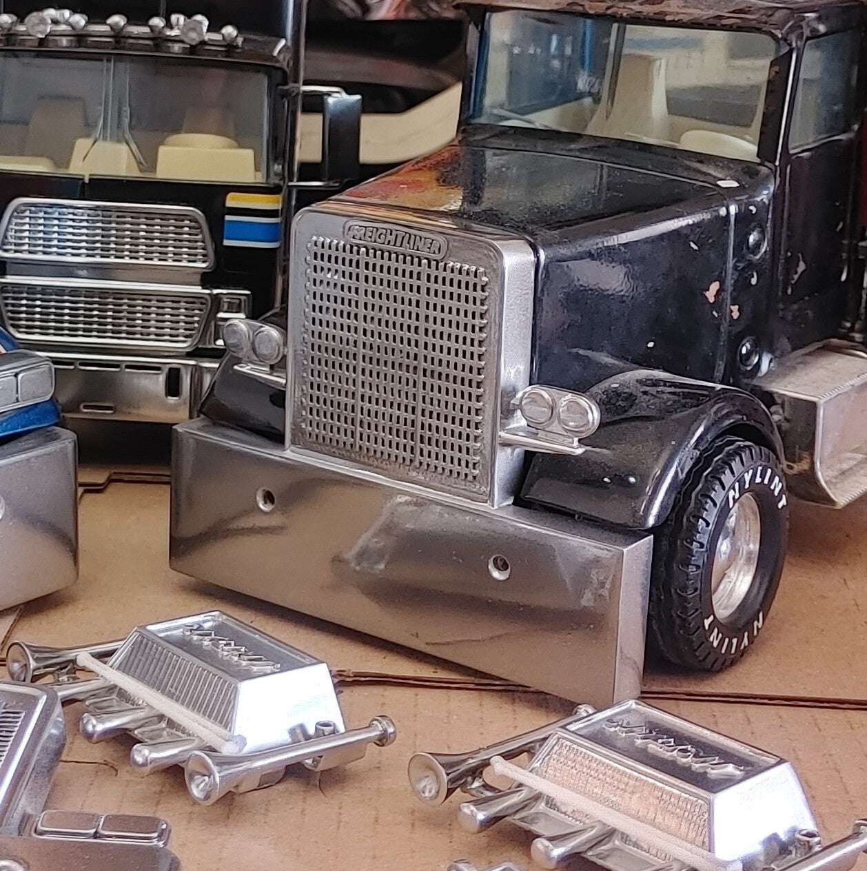 NYLINT FREIGHTLINER Grills - Original/Custom [ SCALE: 1/18
