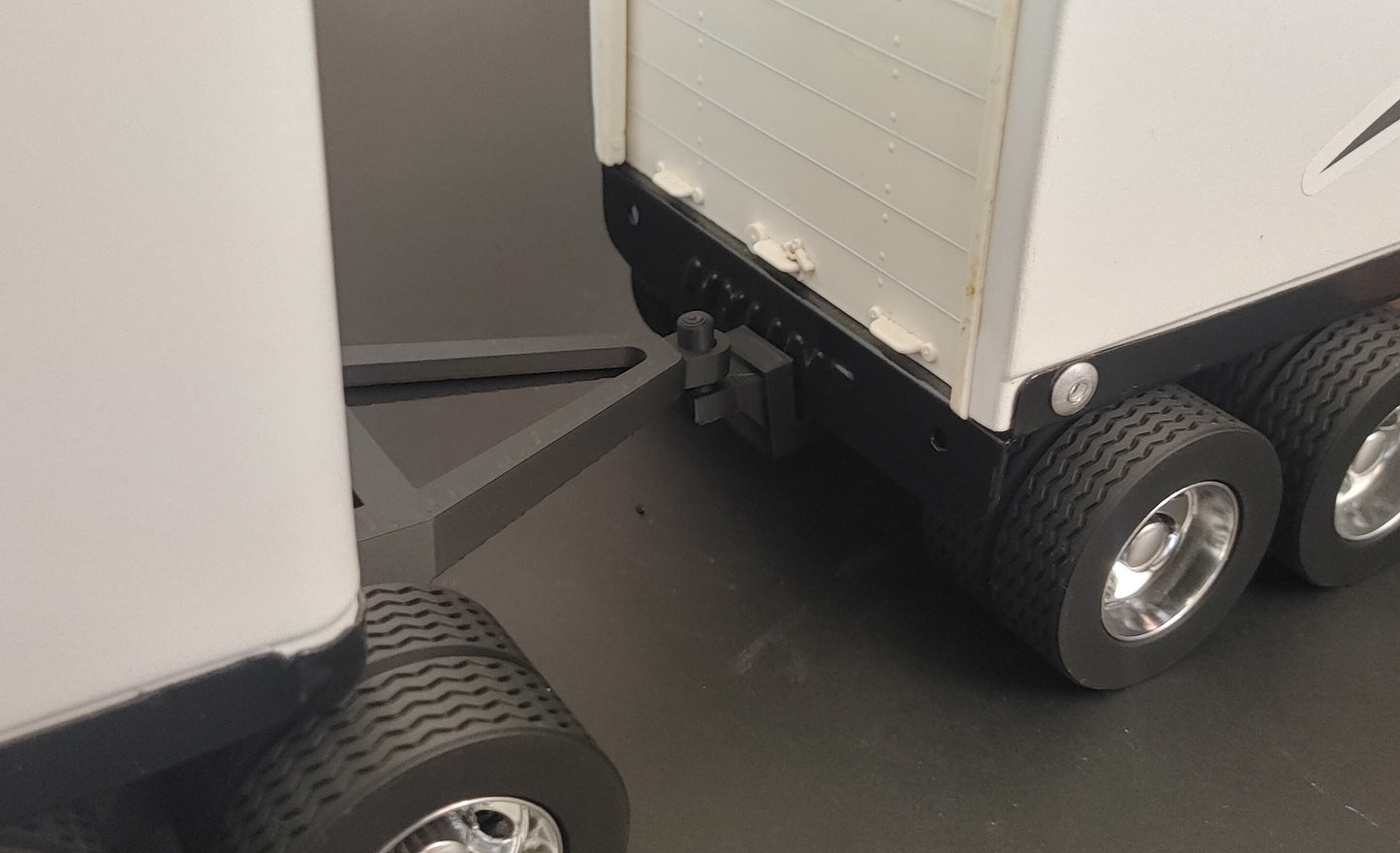 NYLINT Bud Wheels Freightliner/GMC [ Scale: 1/18 ]