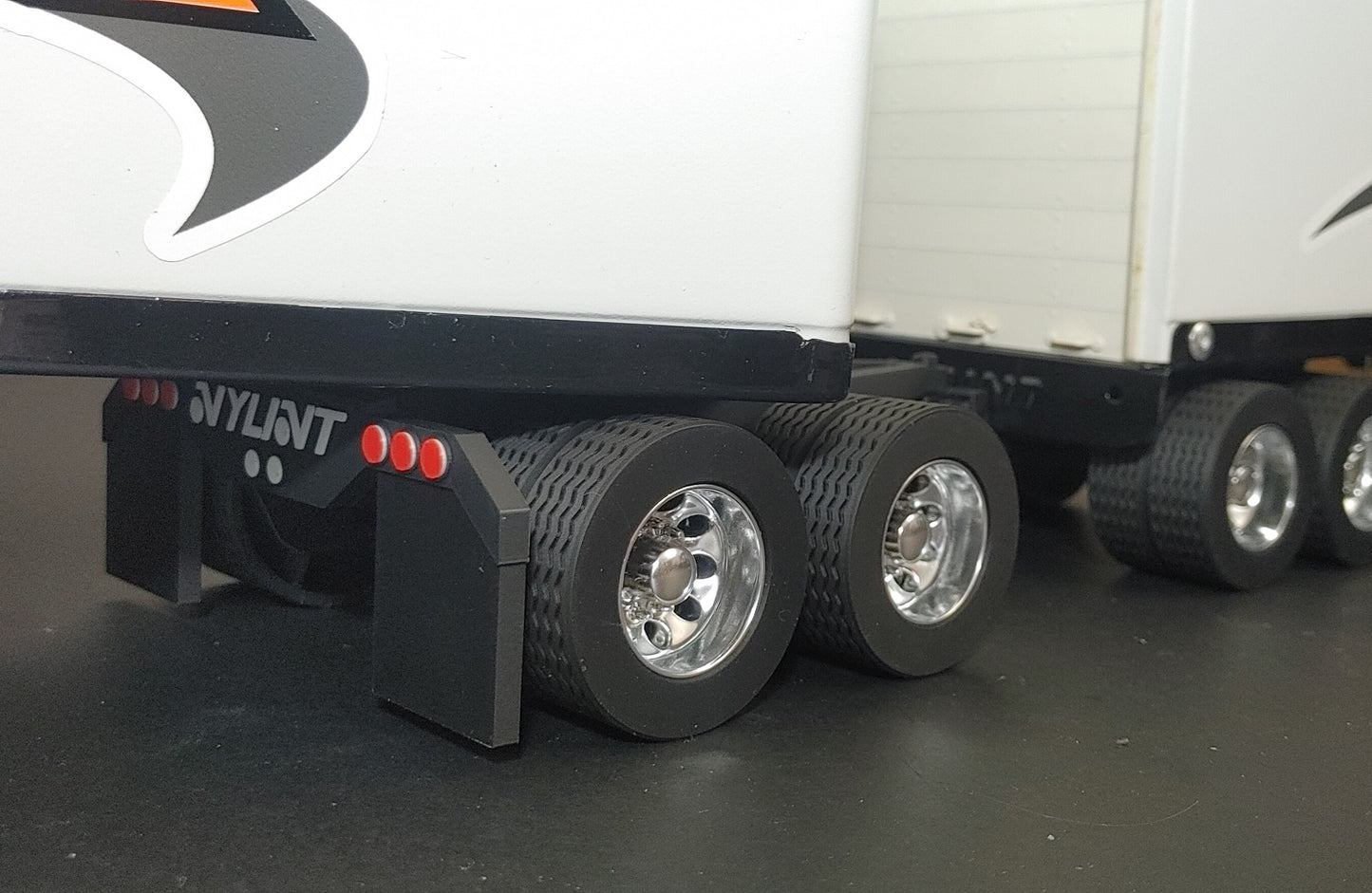 NYLINT Bud Wheels Freightliner/GMC [ Scale: 1/18 ]
